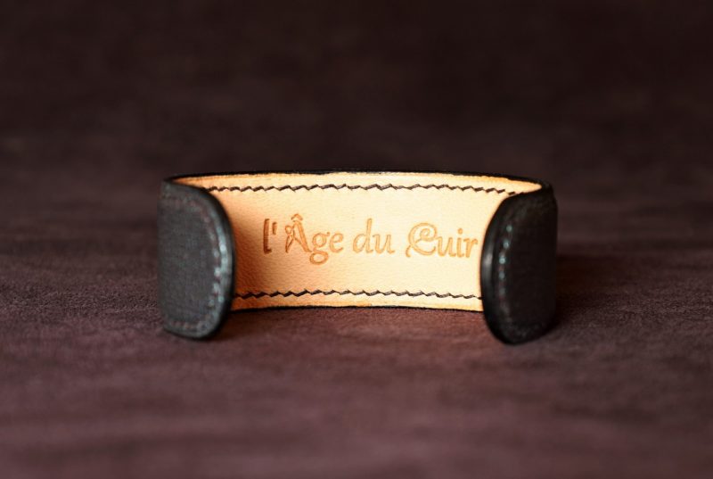 bracelet manchette cuir femme, tannage végétal, chèvre, gris bleu violet, maroquinerie artisanale éthique et responsable, Dordogne, France