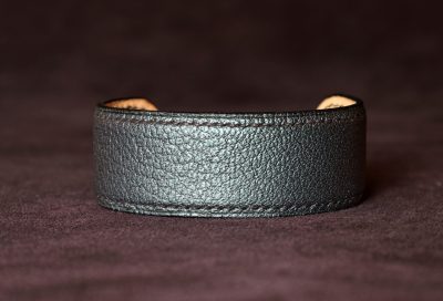 bracelet manchette cuir femme, tannage végétal, chèvre, gris bleu violet, maroquinerie artisanale éthique et responsable, Dordogne, France