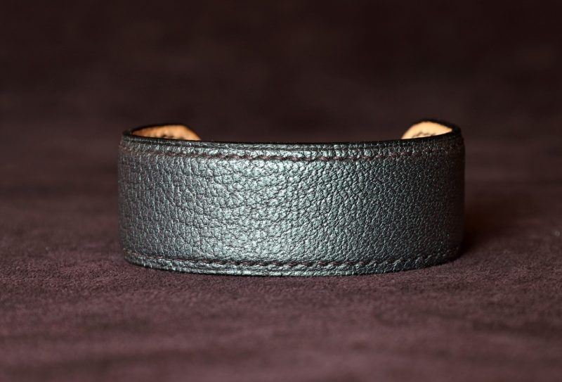 bracelet manchette cuir femme, tannage végétal, chèvre, gris bleu violet, maroquinerie artisanale éthique et responsable, Dordogne, France