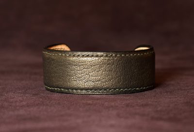 bracelet manchette cuir femme, tannage végétal, chèvre, or noir, maroquinerie artisanale éthique et responsable, Dordogne, France