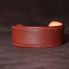 bracelet manchette cuir femme, tannage végétal, chèvre, rouge piment, maroquinerie artisanale éthique et responsable, Dordogne, France
