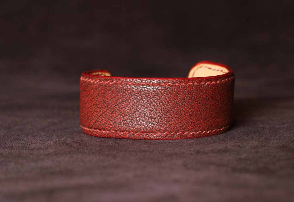 bracelet manchette cuir femme, tannage végétal, chèvre, rouge piment, maroquinerie artisanale éthique et responsable, Dordogne, France