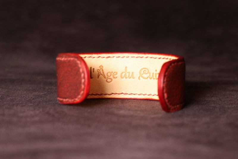 bracelet manchette cuir femme, tannage végétal, chèvre, rouge piment, maroquinerie artisanale éthique et responsable, Dordogne, France