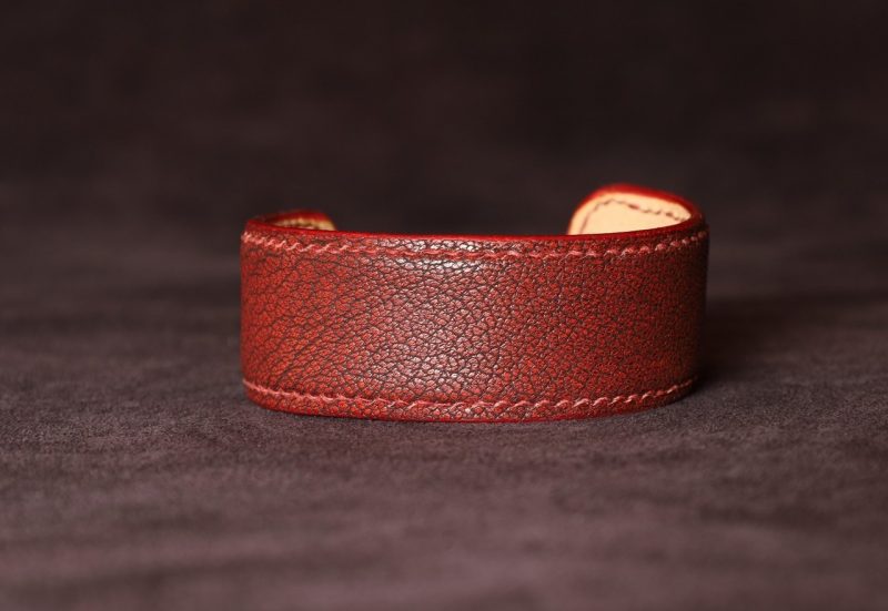 bracelet manchette cuir femme, tannage végétal, chèvre, rouge piment, maroquinerie artisanale éthique et responsable, Dordogne, France