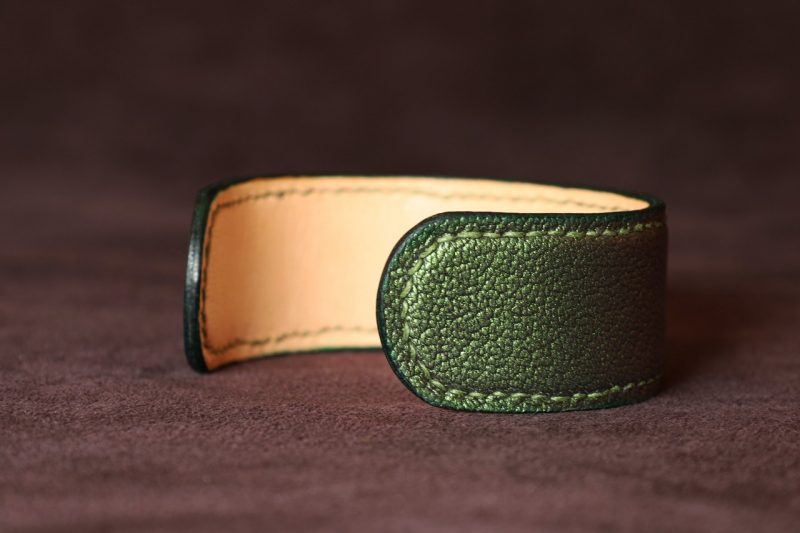 bracelet manchette cuir femme, tannage végétal, chèvre, vert kiwi, maroquinerie artisanale éthique et responsable, Dordogne, France