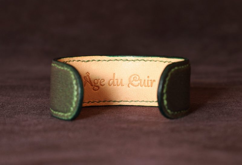 bracelet manchette cuir femme, tannage végétal, chèvre, vert kiwi, maroquinerie artisanale éthique et responsable, Dordogne, France