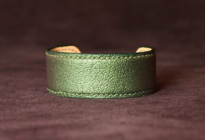 bracelet manchette cuir femme, tannage végétal, chèvre, vert kiwi, maroquinerie artisanale éthique et responsable, Dordogne, France