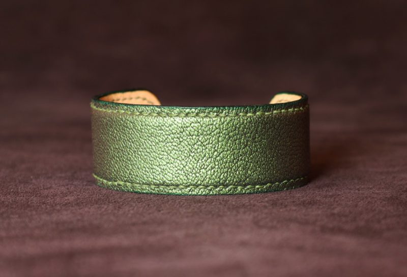 bracelet manchette cuir femme, tannage végétal, chèvre, vert kiwi, maroquinerie artisanale éthique et responsable, Dordogne, France