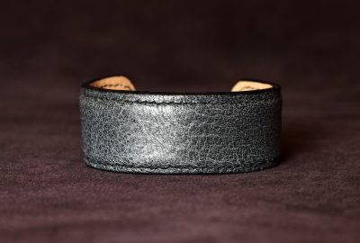 bracelet manchette cuir femme, tannage végétal, chèvre, noir et argent, maroquinerie artisanale éthique et responsable, Dordogne, France