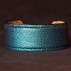 bracelet manchette cuir femme, tannage végétal, chèvre, bleu, maroquinerie artisanale éthique et responsable, Dordogne, France