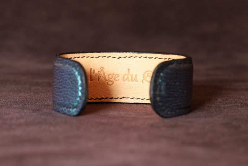 bracelet manchette cuir femme, tannage végétal, chèvre, bleu, maroquinerie artisanale éthique et responsable, Dordogne, France