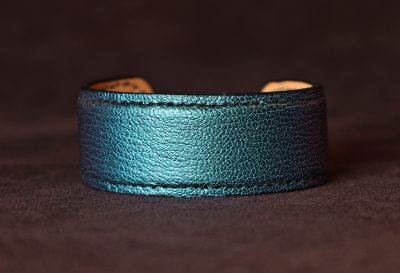 bracelet manchette cuir femme, tannage végétal, chèvre, bleu, maroquinerie artisanale éthique et responsable, Dordogne, France