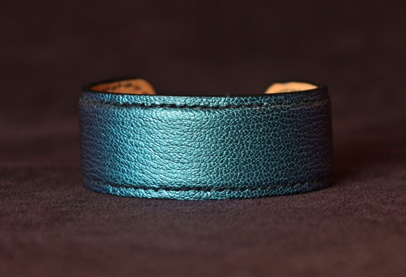 bracelet manchette cuir femme, tannage végétal, chèvre, bleu, maroquinerie artisanale éthique et responsable, Dordogne, France