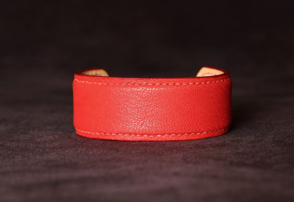 bracelet manchette cuir femme, tannage végétal, chèvre, rouge coquelicot, maroquinerie artisanale éthique et responsable, Dordogne, France