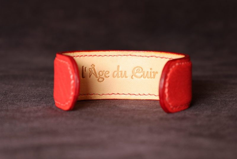 bracelet manchette cuir femme, tannage végétal, chèvre, rouge coquelicot, maroquinerie artisanale éthique et responsable, Dordogne, France