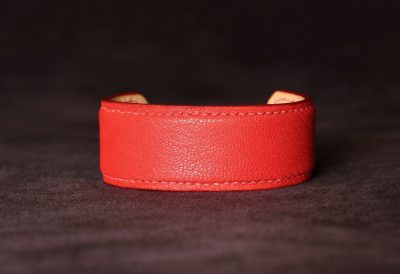 bracelet manchette cuir femme, tannage végétal, chèvre, rouge coquelicot, maroquinerie artisanale éthique et responsable, Dordogne, France