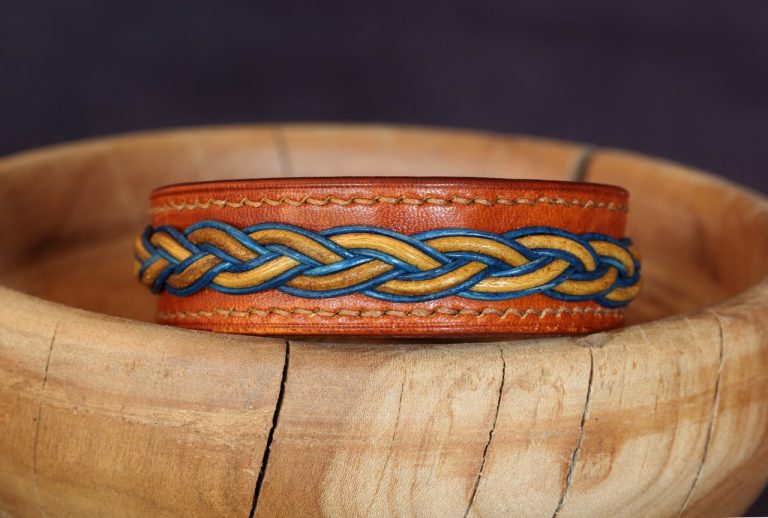 bracelet viking, cuir tressé, sami, tannage végétal, marron et bleu, maroquinerie artisanale éthique et responsable, dordogne, france