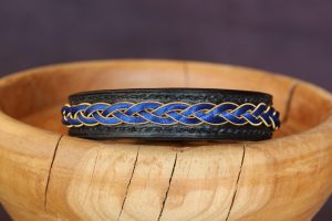 bracelet viking, cuir tressé, sami, tannage végétal, noir et bleu, maroquinerie artisanale éthique et responsable, dordogne, france