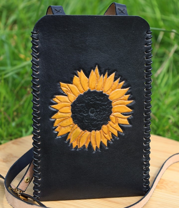 étui téléphone bandoulière, tannage végétal, l'Âge du Cuir, maroquinerie éthique et responsable française, Dordogne, France