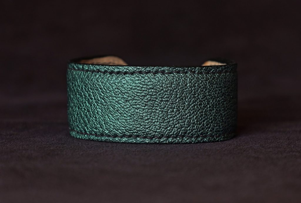 manchette bracelet cuir femme, tannage végétal, chèvre, vert lagon, maroquinerie artisanale éthique et responsable, Dordogne, France