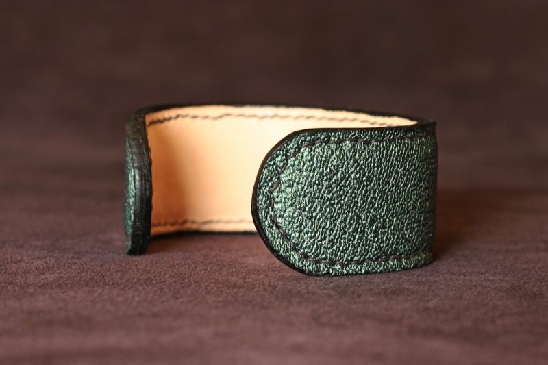manchette bracelet cuir femme, tannage végétal, chèvre, vert lagon, maroquinerie artisanale éthique et responsable, Dordogne, France