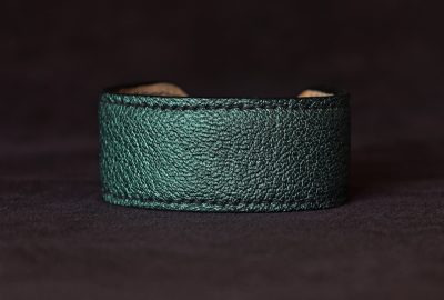manchette bracelet cuir femme, tannage végétal, chèvre, vert lagon, maroquinerie artisanale éthique et responsable, Dordogne, France