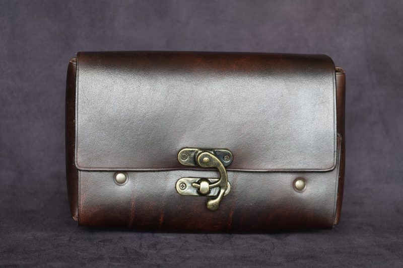 sacoche ceinture spacieuse, tannage végétal, l'âge du cuir, maroquinerie artisanale éthique et responsable, Dordogne, France