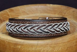 bracelet cuir homme viking sami coutures marron foncé étain Rávdnjárga, tannage végétal, l'âge du cuir, maroquinerie artisanale éthique et responsable, Dordogne, France