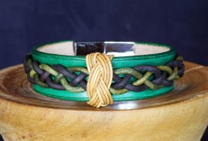 bracelet cuir homme viking vert noir perle tressée Rótvefr, tannage végétal, l'âge du cuir, maroquinerie artisanale éthique et responsable, Dordogne, France
