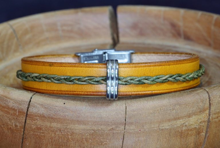 bracelet jaune et vert perle triple Alvegrønn, tannage végétal, l'âge du cuir, maroquinerie artisanale éthique et responsable, Dordogne, France