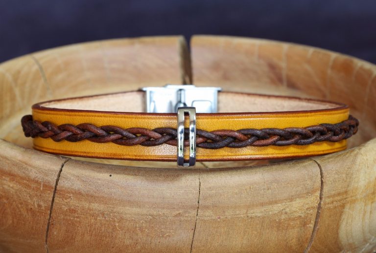 bracelet tressé jaune et marron perle fendue Mosegrøn, tannage végétal, l'âge du cuir, maroquinerie artisanale éthique et responsable, Dordogne, France