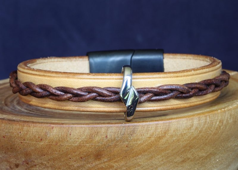 bracelet viking naturel marron perle croisée Røtter, tannage végétal, l'âge du cuir, maroquinerie artisanale éthique et responsable, Dordogne, France