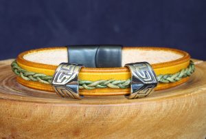 bracelet viking jaune vert 2 perles triangulaires Freyjavev, tannage végétal, l'âge du cuir, maroquinerie artisanale éthique et responsable, Dordogne, France