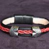 bracelet viking noir rouge 2 perles triangulaires Drakknótt, tannage végétal, l'âge du cuir, maroquinerie artisanale éthique et responsable, Dordogne, France