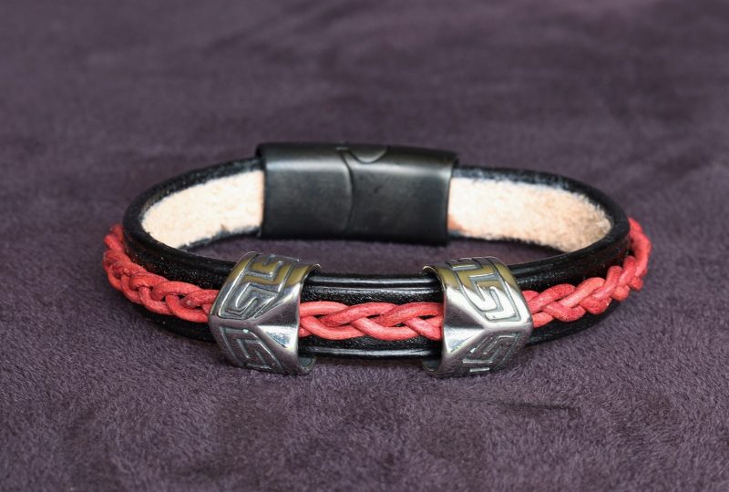 bracelet viking noir rouge 2 perles triangulaires Drakknótt, tannage végétal, l'âge du cuir, maroquinerie artisanale éthique et responsable, Dordogne, France