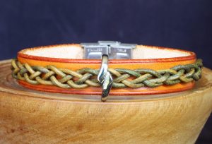 bracelet viking orange vert perle croisée Fjellild, tannage végétal, l'âge du cuir, maroquinerie artisanale éthique et responsable, Dordogne, France