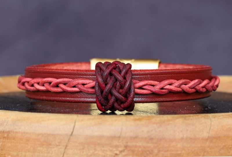 bracelet viking rouge foncé noeud gaucho Glóðperla, tannage végétal, l'âge du cuir, maroquinerie artisanale éthique et responsable, Dordogne, France