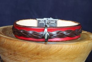 bracelet viking cuir rouge lacet marron perle croisée Hersirsbånd, tannage végétal, l'âge du cuir, maroquinerie artisanale éthique et responsable, Dordogne, France