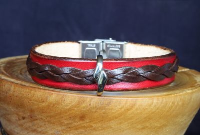 bracelet viking cuir rouge lacet marron perle croisée Hersirsbånd, tannage végétal, l'âge du cuir, maroquinerie artisanale éthique et responsable, Dordogne, France