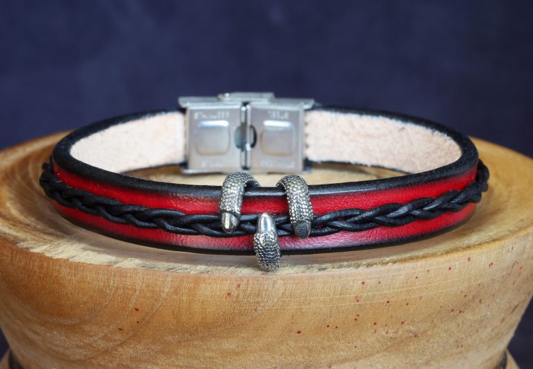 bracelet viking rouge noir griffe Surtslogi, tannage végétal, l'âge du cuir, maroquinerie artisanale éthique et responsable, Dordogne, France