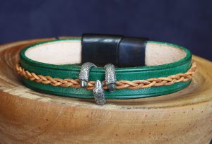 bracelet cuir vert et beige griffe Trollklør, tannage végétal, l'âge du cuir, maroquinerie artisanale éthique et responsable, Dordogne, France