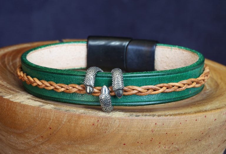 bracelet cuir vert et beige griffe Trollklør, tannage végétal, l'âge du cuir, maroquinerie artisanale éthique et responsable, Dordogne, France