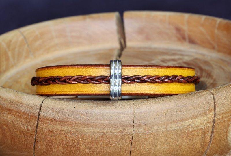bracelet viking jaune et marron perle triple Gulldálk, tannage végétal, l'âge du cuir, maroquinerie artisanale éthique et responsable, Dordogne, France