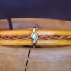 bracelet viking jaune marron clair perle croisée Solsnor, tannage végétal, l'âge du cuir, maroquinerie artisanale éthique et responsable, Dordogne, France