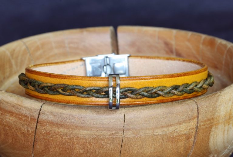 bracelet viking jaune vert perle double Solgras, tannage végétal, l'âge du cuir, maroquinerie artisanale éthique et responsable, Dordogne, France