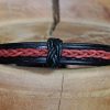bracelet viking noir et rouge perlée tressée Surtbrand, tannage végétal, l'âge du cuir, maroquinerie artisanale éthique et responsable, Dordogne, France