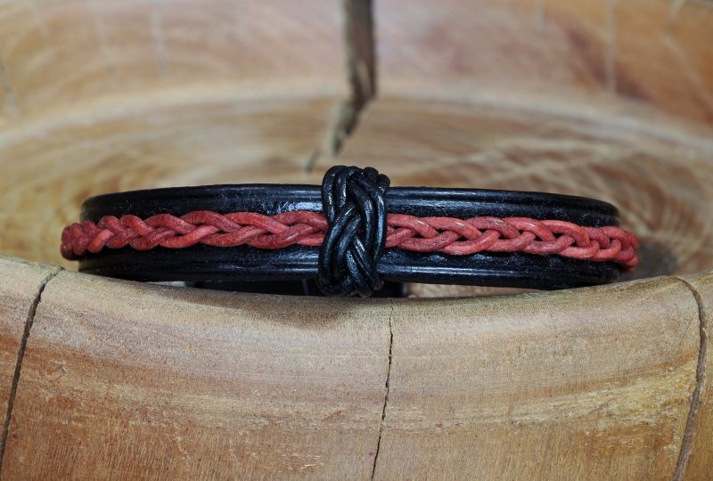 bracelet viking noir et rouge perlée tressée Surtbrand, tannage végétal, l'âge du cuir, maroquinerie artisanale éthique et responsable, Dordogne, France