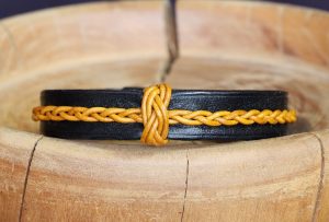bracelet viking noir jaune perle tressée Sólstorm, tannage végétal, l'âge du cuir, maroquinerie artisanale éthique et responsable, Dordogne, France