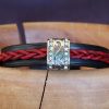 bracelet viking noir rouge Drekaauga, tannage végétal, l'âge du cuir, maroquinerie artisanale éthique et responsable, Dordogne, France