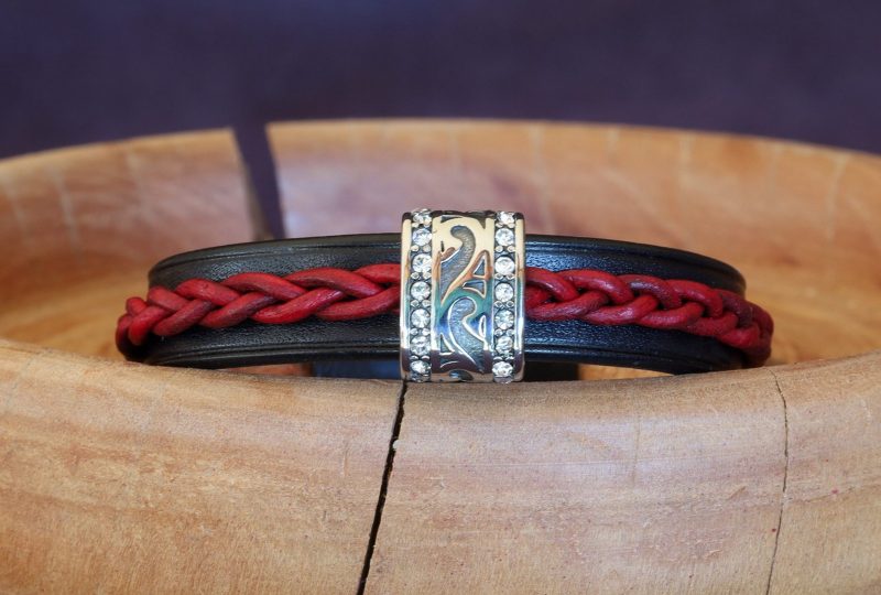 bracelet viking noir rouge Drekaauga, tannage végétal, l'âge du cuir, maroquinerie artisanale éthique et responsable, Dordogne, France
